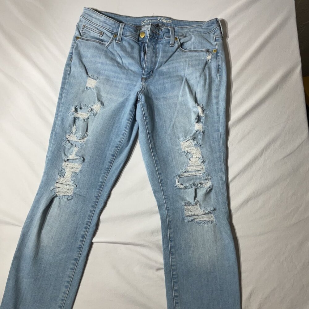 Universal Thread Womens Size 12/30 Light Wash Distressed Skinny Jeans